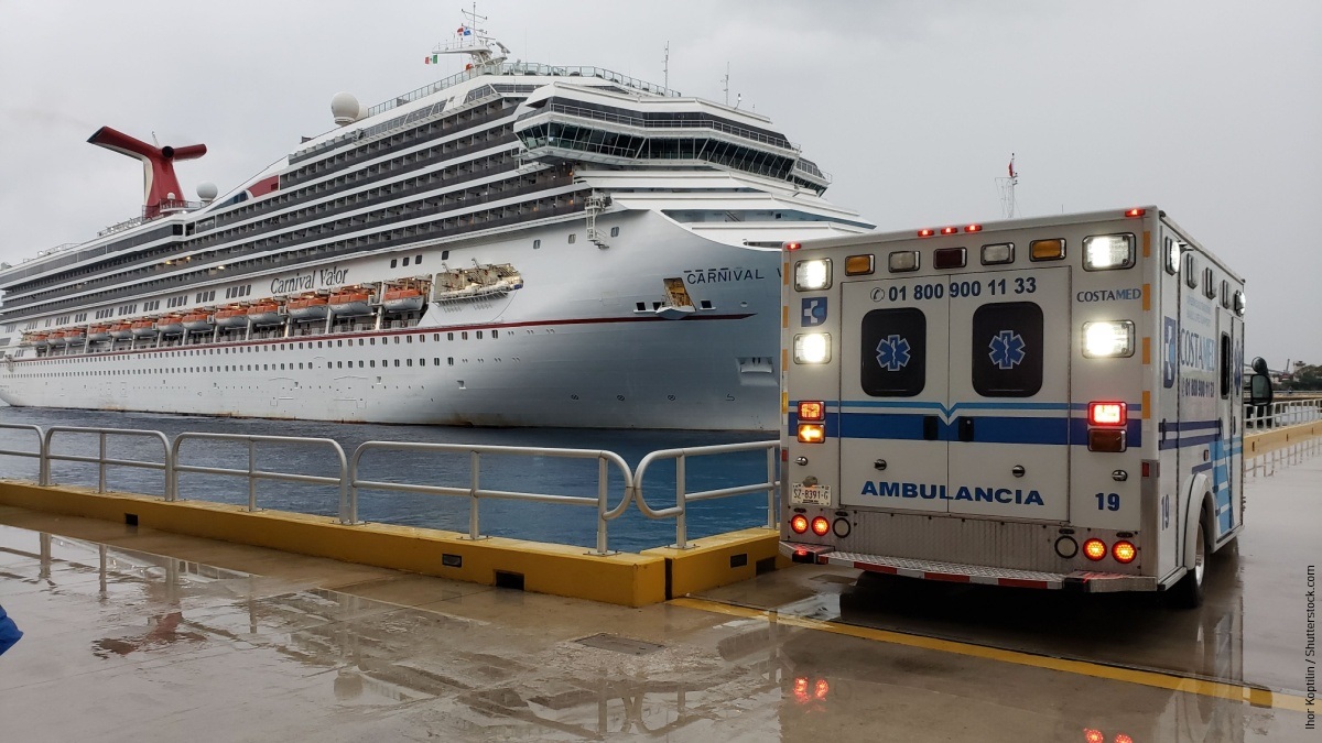 Nave da crociera e ambulanza